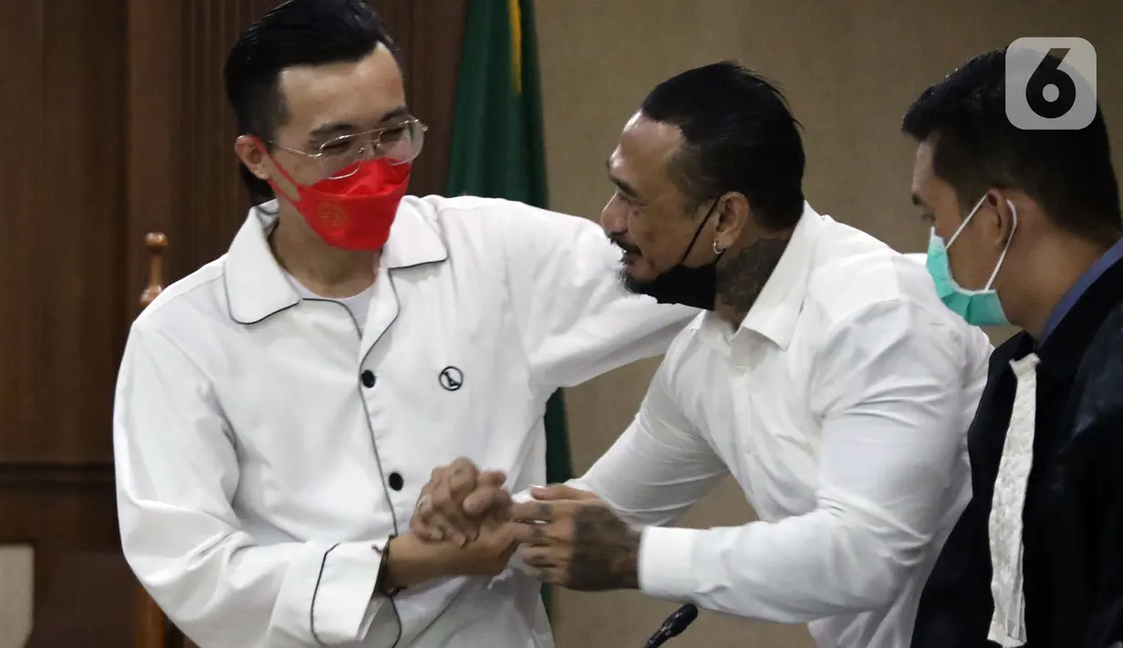 dr Tirta Mandira Hudhi (kiri) bersalaman usai menjadi saksi dalam persidangan lanjutan dugaan pengancaman dengan terdakwa I Gede Aryastina alias Jerinx SID di Pengadilan Negeri Jakarta Pusat, Rabu (9/2/2022). dr Tirta menjadi saksi yang meringankan terdakwa. (Liputan6.com/Helmi Fithriansyah)