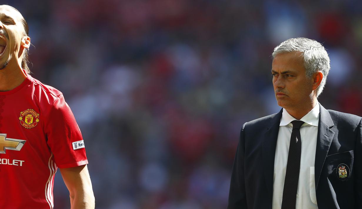 Ekspresi bintang Manchester United, Zlatan Ibrahimovic saat bersama pelatih Jose Mourinho sebelum laga Community Shield di Stadion Wembley (7/8/2016). MU menang 2-1.(Reuters/Eddie Keogh)