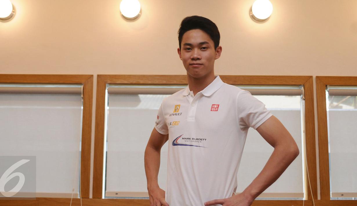Presley Martono berpose usai memberi keterangan terkait persiapan berlaga di ajang Eurocup Formula Renault 2.0 2017, Jakarta, Kamis (9/3). Presley akan bergabung dengan tim asal Inggris, Mark Burdett Motorsport. (Liputan6.com/Helmi Fithriansyah)