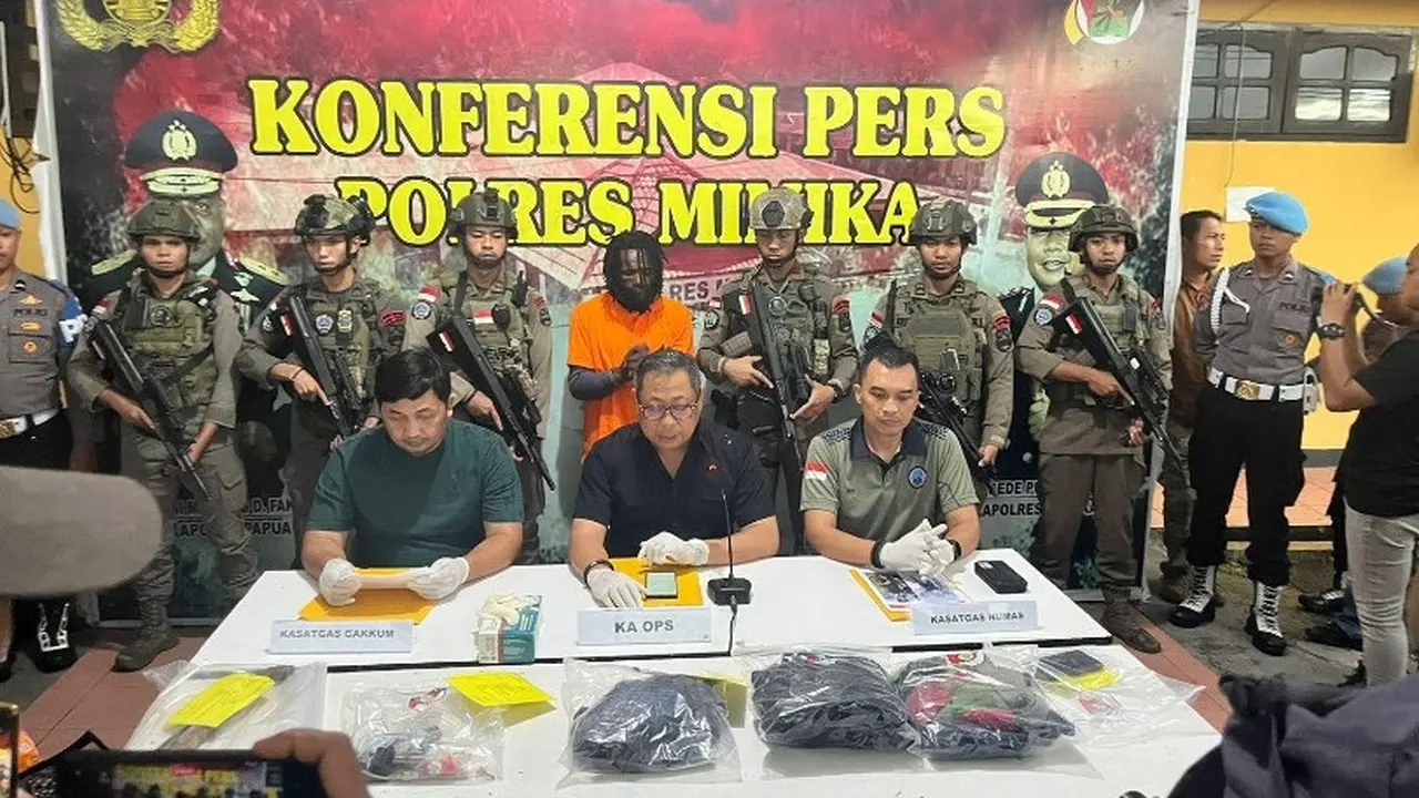 Satgas Operasi Damai Cartenz menangkap Anan Nawipa, seorang terduga  pelaku pembunuhan Almarhum Danramil 1703-4/Aradide Lettu (Anm) Oktovianus Sogalrey pada Sabtu 11 Mei 2024. (Foto: Humas Polri)