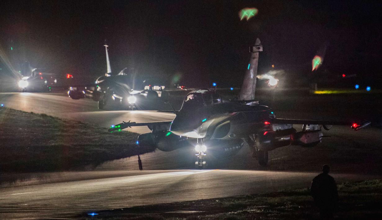 Jet tempur Dassault Rafale milik Prancis bersiap untuk lepas landas di Pangkalan Udara Saint-Dizier, Jumat (13/4). Pesawat diluncurkan ke Suriah sesaat setelah Presiden Emmanuel Macron mengumumkan Prancis bergabung dengan Amerika dan Inggris (ECPAD / AFP)
