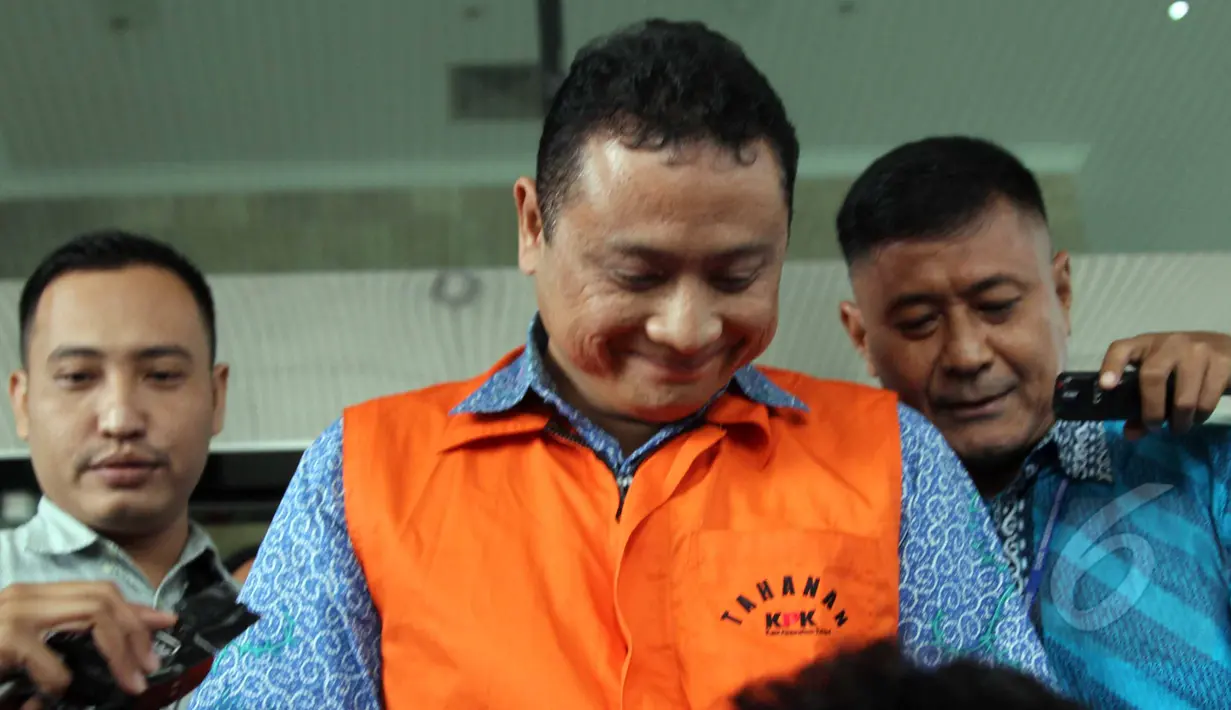 Muhammad Bihar Sakti Wibowo hanya tersenyum usai menjalani pemeriksaan di KPK, Jakarta, Jumat, (24/4/2015). KPK menahan Sherman karena terlibat kasus kasus ke Badan Pengawas Perdagangan Berjangka Komoditi. (Liputan6.com/Helmi Afandi)