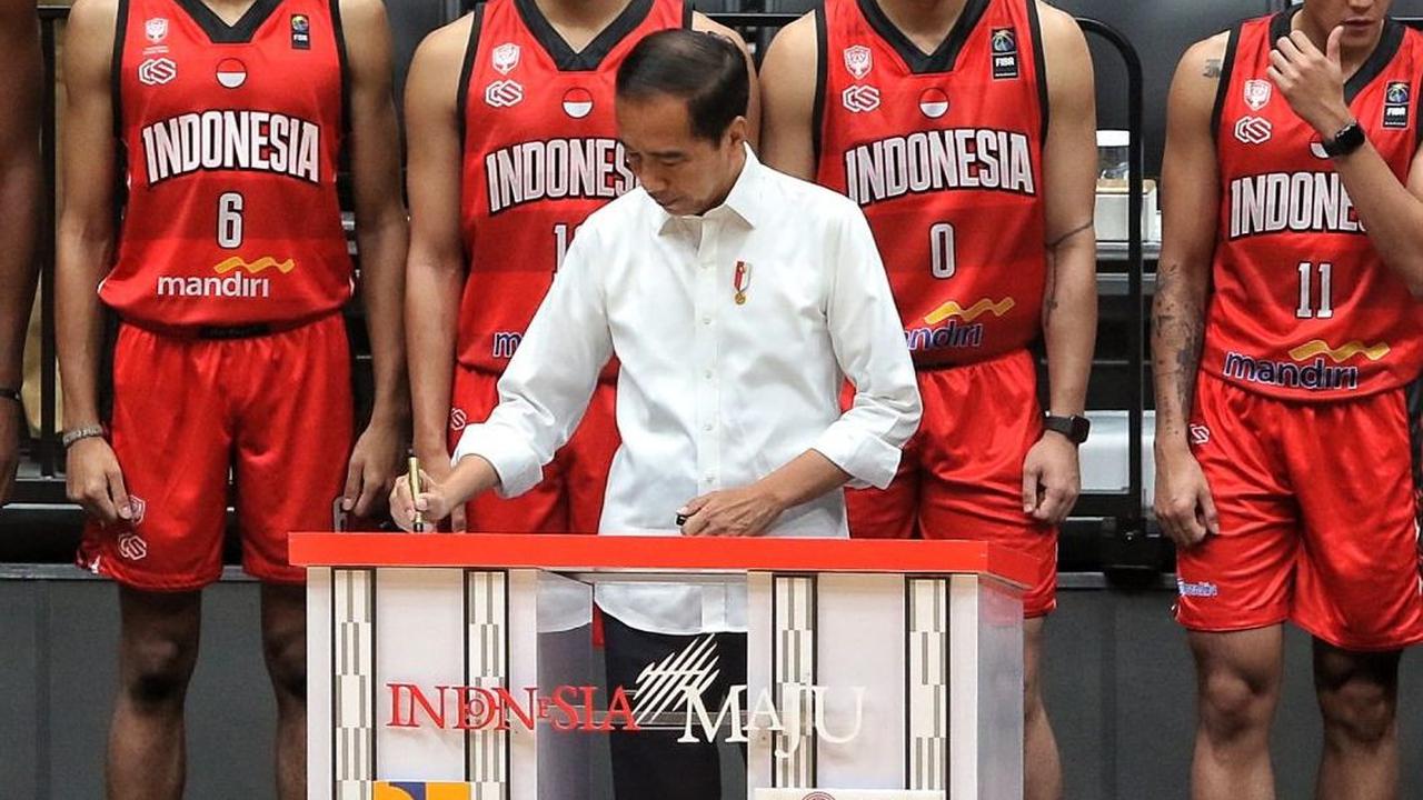 Momen ketika Presiden Joko Widodo menandatangani prasasti peresmian gedung Indonesia Arena di kawasan Gelora Bung Karno (GBK) di Senayan, Jakarta pada Senin (7/8/2023).