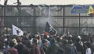 Massa Demo Guncang Pagar DPR hingga Besi Patah, Polisi Beri Peringatan