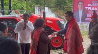 Anggota Komisi VII DPR RI Bane Raja Manalu menyalurkan alat dan mesin pertanian kepada kelompok tani di Kabupaten Dairi, Sumatera Utara, Kamis (5/6/2025). (Foto: Istimewa).