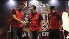 Perwakilan Super Soccer, Riko Setiawan, bersalaman dengan Direktur Roro Jonggrang, Joko Pramuji usai jumpa pers di Senayan, Sabtu (11/8/2018). Super Soccer Futsal Battle 2018 akan digelar mulai tanggal 18 Agustus 2018. (Bola.com/M Iqbal Ichsan)