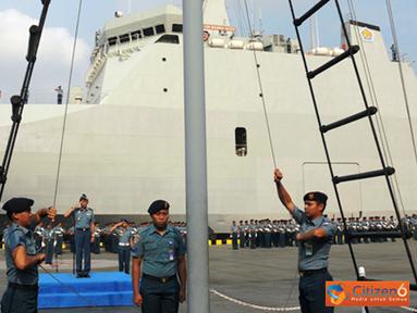 Citizen6, Tanjung Priok: Kepala Staf Kolinlamil Laksma TNI I.N.G.N. Ary Atmaja, memimpin upacara memperingati Hari Sumpah Pemuda Ke - 84 di Lapangan Apel Mako Kolinlamil, Tanjung Priok, Jakarta utara, Senin (29/10). (Pengirim: Dispenkolinlamil)