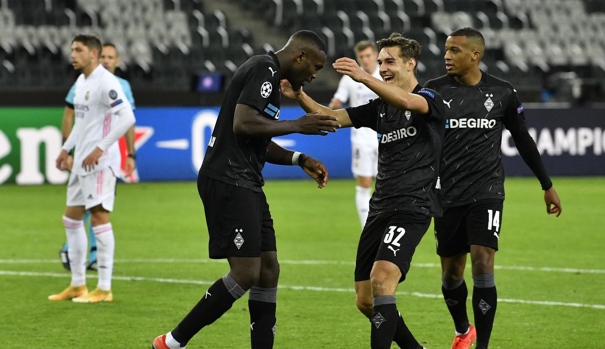 Pemain Borussia Monchengladbach, Marcus Thuram (kiri) berselebrasi dengan rekan-rekannya usai mencetak gol ke gawang Real Madrid pada pertandingan grup B Liga Champions di  Borussia Park, Jerman, Selasa (27/10/2020). Madrid bermain imbang 2-2 atas Monchengladbach. (AP Photo/Martin Meissner)