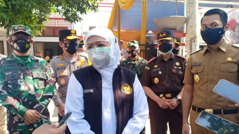Gubernur Jatim  Khofifah Indar Parawansa saat kunjungan ke Tuban. (Ahmad Adirin/Liputan6.com)