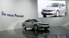 Produsen mobil asal Jerman meluncurkan seri terbaru VW tipe Passat di Potsdam, (3/7/2014). (AFP PHOTO/DPA/Ralf Hirschberger)