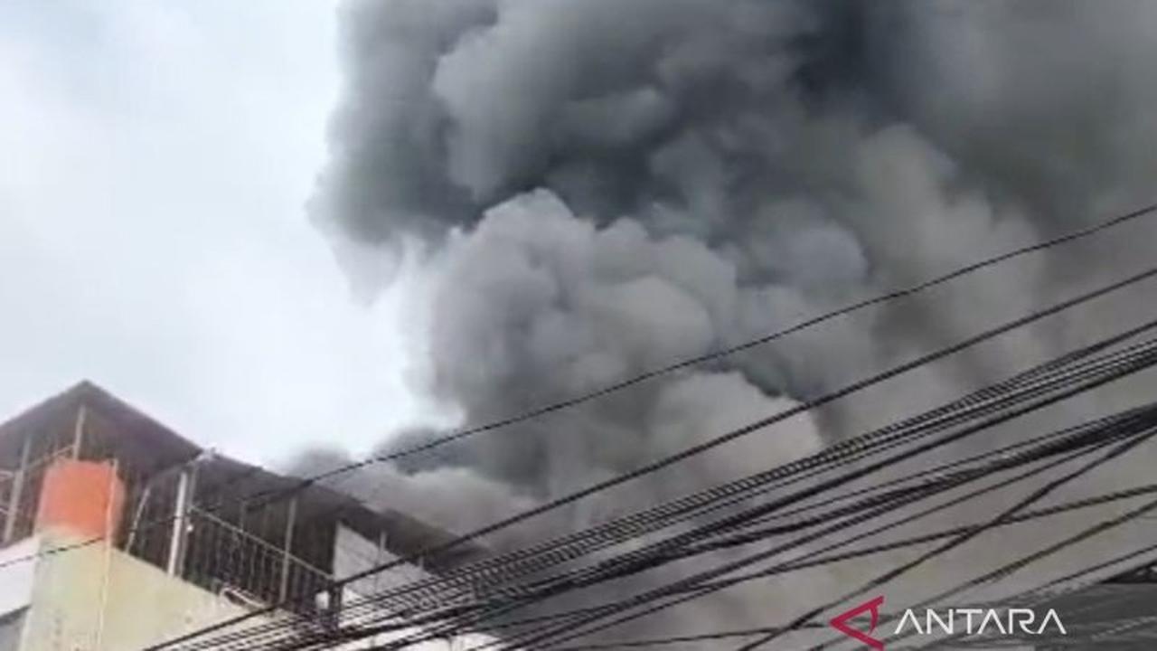 Kebakaran Hebat di Grogol Petamburan Berpotensi Meluas, Asap Membumbung Tinggi