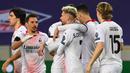 Pemain AC Milan merayakan gol yang dicetak Samuel Castillejo Azuaga ke gawang Lille pada laga lanjutan Liga Europa di Stade Pierre Mauroy, Jumat (27/11/2020) dini hari WIB. AC Milan bermain imbang 1-1 menghadapi Lille. (AFP/Dennis Charlet/pool)