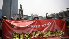 Sejumlah massa dari para nelayan melakukan aksi unjuk rasa damai di Bundaran HI, Jakarta, (15/10/14). (Liputan6.com/Faizal Fanani)