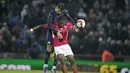 Bek Manchester City Ruben Dias melompat di atas penyerang tim divisi 4 Swindon Town, Tyreece Simpson dalam duel putaran ketiga Piala FA 2021/22 di County Ground, Sabtu (8/1/2022) dini hari WIB. Manchester City menang telak 4-1 saat menghadapi Swindon Town. (AP Photo/Kirsty Wigglesworth)