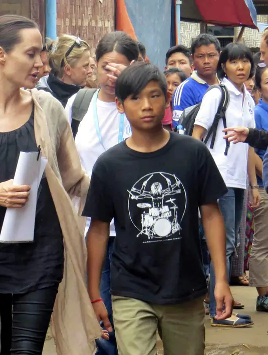 Aktris peraih penghargaan Oscar ini tiba di kemah Janmai Baptist, Myitkyina, negara bagian Kachin, Myanmar, (30/7/2015). Sebagai duta UNHCR, kapasitas Angelina Jolie disini sebagai utusan khusus PBB. (Bintang/EPA)