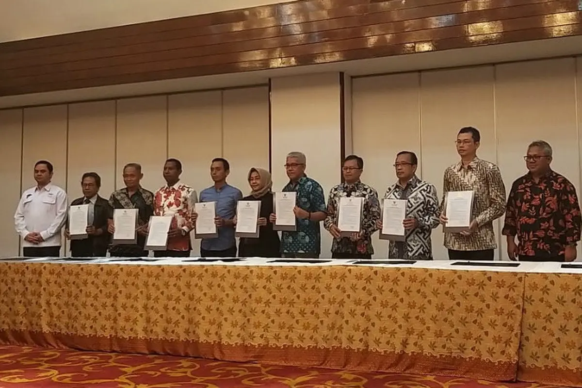 Panelis dan moderator teken Pakta Integritas debat keempat Pilpres 2019.