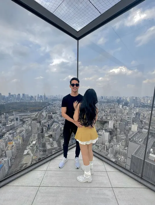 Inspirasi outfit kencan yang berbeda ala Rachel dan Salim. Rachel tampil dengan mini outfit; cropped top tanpa tali memamerkan area bahunya berwarna cokelat, yang serasi dengan mini skirt yang dikenakannya. Salim tampil lebih sederhana dengan all black outfit; kaus dan celana panjang hitam. Foto: Instagram.