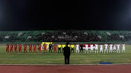Para pemain bersiap jelang pertandingan antara Persis Solo melawan PPSM Magelang pada laga perdana grup C Piala Kemerdekaan di Solo, Jateng, Sabtu (15/8/2015). Persis takluk 2-3 dari PPSM. (Bola.com/Vincensius Sarwono)