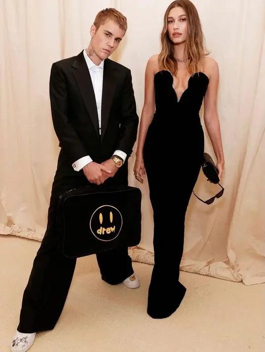 Hadir di Met Gala 2021, Justin Bieber & Hailey Bieber tampil kompak kenakan outfit serba hitam. Kece banget! (Instagram/haileyjbaldwin).