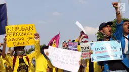 Sejumlah mahasiswa dari berbagai perguruan tinggi di Jakarta melakukan aksi unjuk rasa di depan Kompleks Parlemen RI, Senin (16/9/2019). Dalam aksinya, mereka menolak berbagai RUU yang sedang adan akan dibahas oleh para anggota dewan. (Liputan6.com/Helmi Fithriansyah)