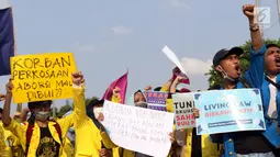Sejumlah mahasiswa dari berbagai perguruan tinggi di Jakarta melakukan aksi unjuk rasa di depan Kompleks Parlemen RI, Senin (16/9/2019). Dalam aksinya, mereka menolak berbagai RUU yang sedang adan akan dibahas oleh para anggota dewan. (Liputan6.com/Helmi Fithriansyah)