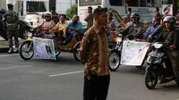 Sejumlah betor melintas saat gladi resik kirab Kahiyang Ayu dan Bobby Nasution di sepanjang jalan Gagak Hitam, Medan, Rabu (22/11). Beberapa bentor tersebut akan dinaiki para Menteri. (Liputan6.com/Johan Tallo)