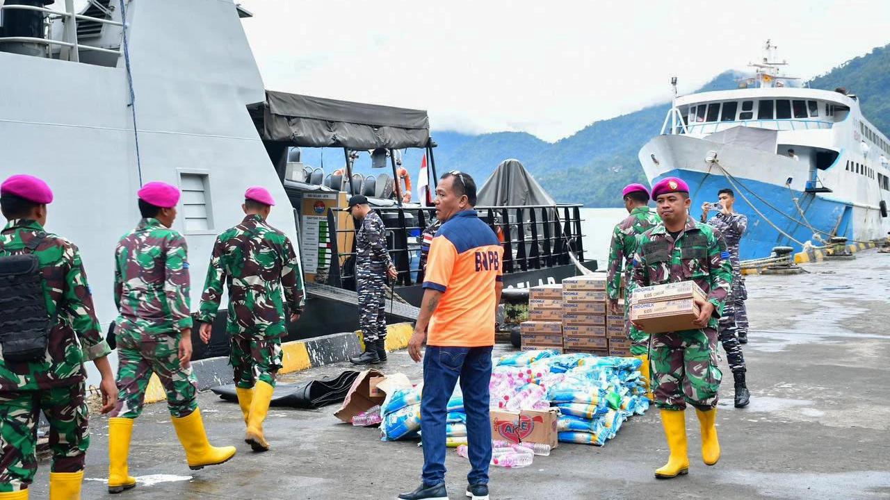 FOTO: TNI AL Salurkan Bantuan Logistik Pascabencana di Kepulauan Sitaro