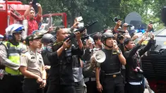 Tim Densus 88 mengepung terduga pelaku ledakan bom panci di dalam kantor Kelurahan Arjuna, Kecamatan Cicendo, Bandung, Senin (27/2). Di lantai dua kantor lurah tersebut, teridentifikasi seorang pria yang diduga teroris, bersembunyi. (Timor Matahari/AFP)