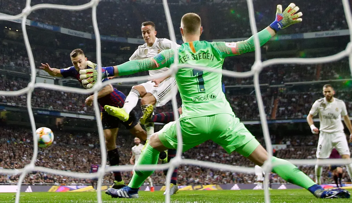 Kiper Barcelona, Marc-Andre ter Stegen melakukan penyelamatan dari pemain Real Madrid pada laga leg kedua semifinal Copa del Rey di Stadion Santiago Bernabeu, Rabu (27/2). Barcelona merebut tiket final Copa del Rey usai menang 3-0. (AP/Andrea Comas)