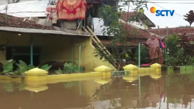 Banjir ini disebabkan hujan deras sejak Kamis kemarin yang mengakibatkan meluapnya Sungai Citarum dan Sungai Cisangkuy.
