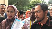 Venna Melinda dan pengacara Ferry Irawan, Sunan Kalijaga, di Pengadilan Agama Jakarta Selatan, Kamis (23/2/2023). (Dok. via M. Altaf Jauhar)
