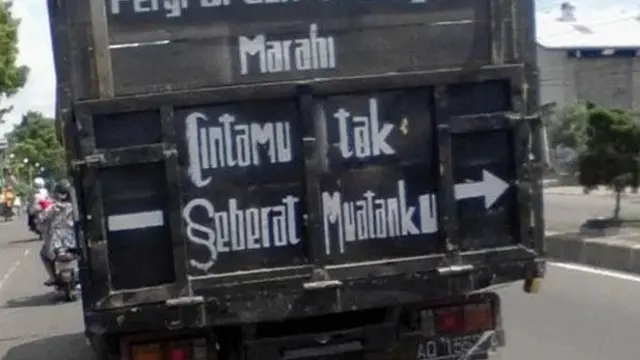 tulisan absurd di truk