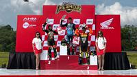 Fisichella Kusuma Wardani (podium 2) berhasil dua kali naik podium di Astra Honda Dream Cup (AHDC) 2026 yang berlangsung di Sirkuit Peusar, Tasikmalaya, Minggu (24/5/2026). (Bola.com/Benediktus Gerendo Pradigdo)