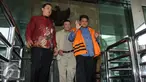 Direktur Utama PT EK Prima Ekspor Indonesia, Rajesh Rajamohanan saat keluar dari Gedung KPK, Jakarta, Jumat (25/11). Rajesh diduga menyuap Kasubdit Ditjen Pajak, Handang Soekarno sebesar 1,9 miliar. (Liputan6.com/Helmi Afandi)