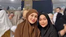Ia tampaknya memilih untuk tidak menggunakan complexion seperti foundation atau bedak, sehingga kulit wajahnya terlihat alami dengan tekstur yang sehat.  [@ayutingting92].