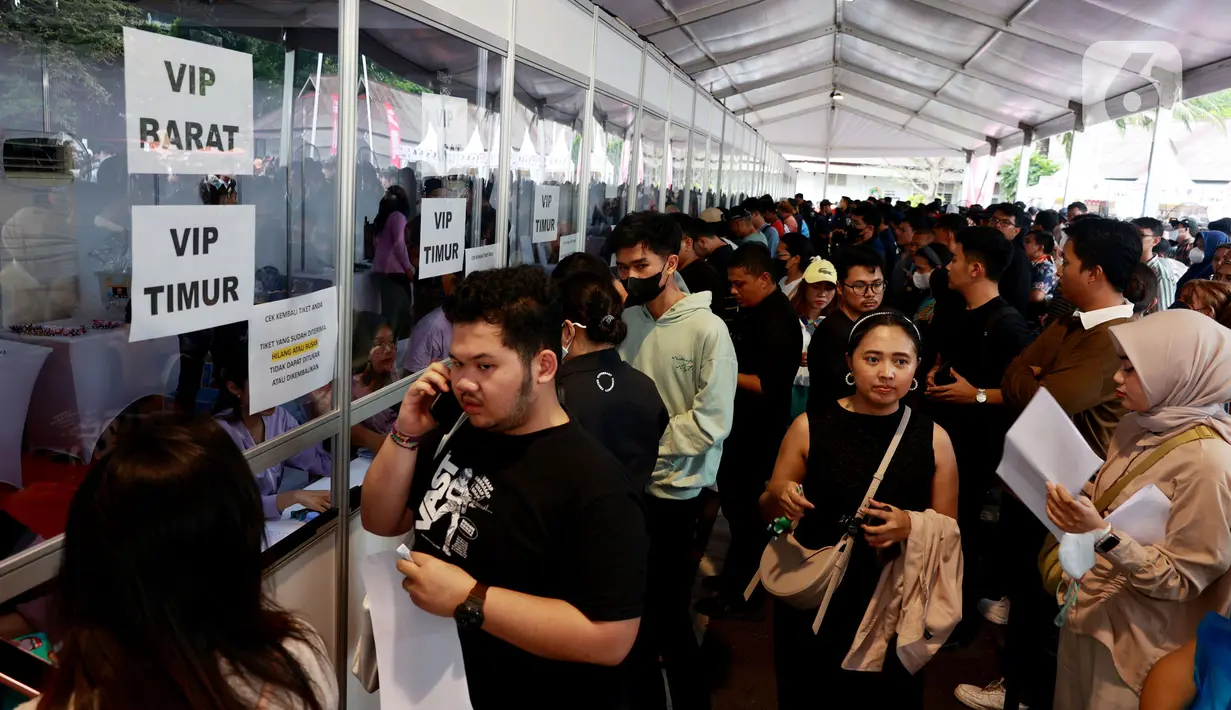 Proses penukaran tiket pertandingan Timnas Indonesia Vs Argentina berlangsung aman dan kondusif. (Bola.com/M Iqbal Ichsan)