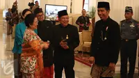 Presiden Joko Widodo (Jokowi) didampingi Wapres Jusuf Kalla dan Presiden Kelima RI Megawati Soekarnoputri melihat pameran foto dalam rangka peringatan Konferensi Asia Afrika (KAA) ke-62 di Istana Negara, Jakarta, Selasa (18/4). (Liputan6.com/Angga Yuniar)
