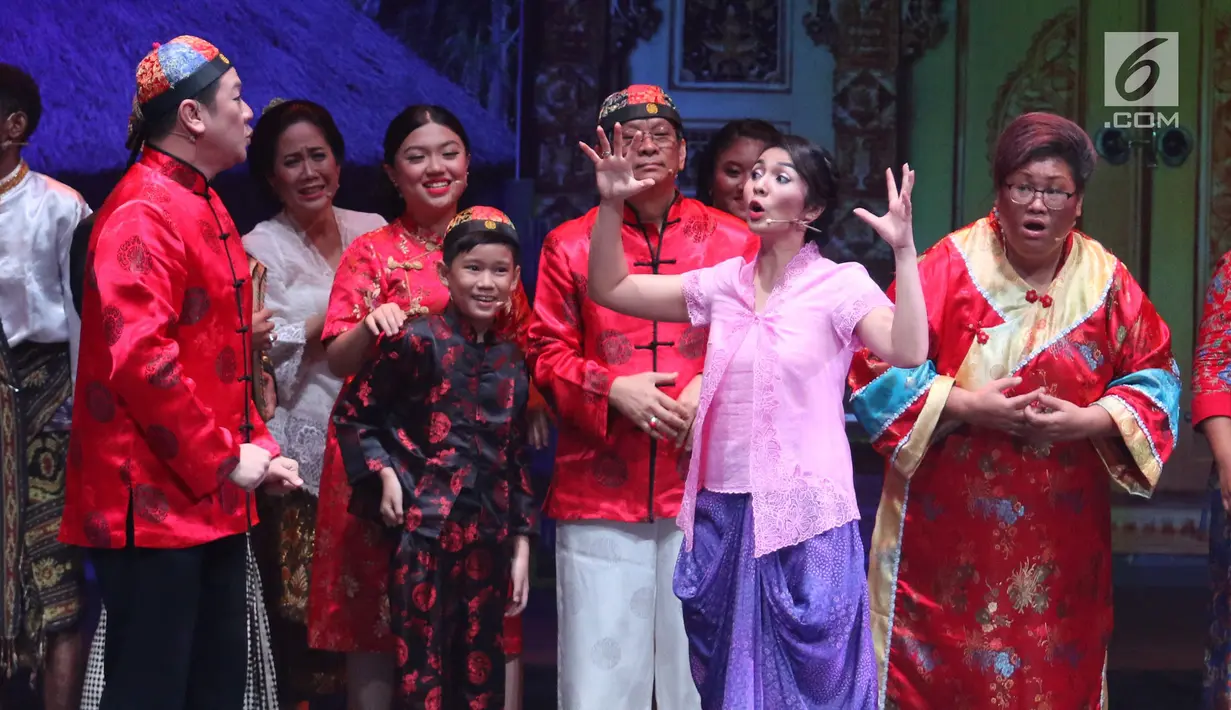 Pemain mementaskan sebuah adegan saat drama musikal Pelangi 1 Warna di Jakarta, Minggu (3/11). Drama musikal bertema Amalkan Pancasila itu untuk membangun kecintaan serta rasa memiliki terhadap bangsa dan negara Indonesia. (Liputan6.com/Angga Yuniar)