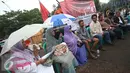 Petugas berjaga saat unjuk rasa menolak Basuki T Purnama pada Pilkada 2017 di Jakarta, Senin (29/8). Aksi dilakukan karena massa menilai Ahok tidak berpihak kepada rakyat kecil melalui kebijakan-kebijakannya. (Liputan6.com/Immanuel Antonius)