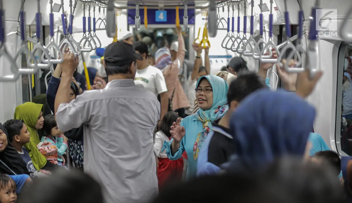 Warga menaiki kereta MRT di pintu masuk Stasiun MRT Bundaran HI, Jakarta, Minggu (24/3). Moda Raya Terpadu (MRT) Jakarta Fase 1 dengan rute Bundaran HI - Lebak Bulus resmi beroperasi. (Liputan6.com/Faizal Fanani)