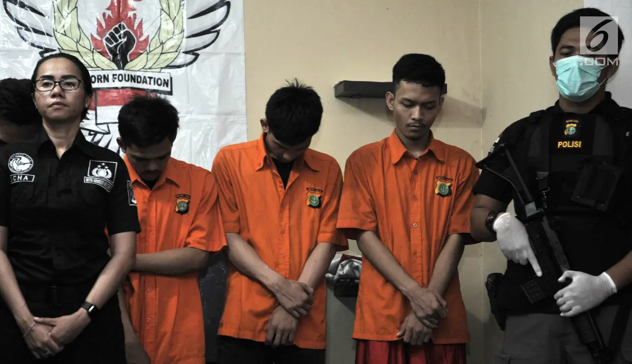 Polisi mengawal tersangka kasus pembuatan liquid vape narkoba di Kelapa Gading, Jakarta, Rabu (31/10). Pengungkapan kasus ini merupakan hasil pengembangan dari tiga tersangka yang ditangkap beberapa hari lalu. (Merdeka.com/Iqbal Nugroho)