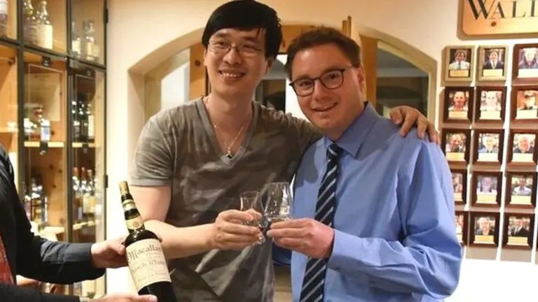 Zhang Wei bersama manajer Hotel Waldhaus Sandro Bernasconi (Hotel Waldhaus/Sandro Bernasconi)