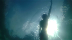 Girls on top membagikan tutorial bagaimana gerakan tangan yang benar saat renang dengan gaya punggung.