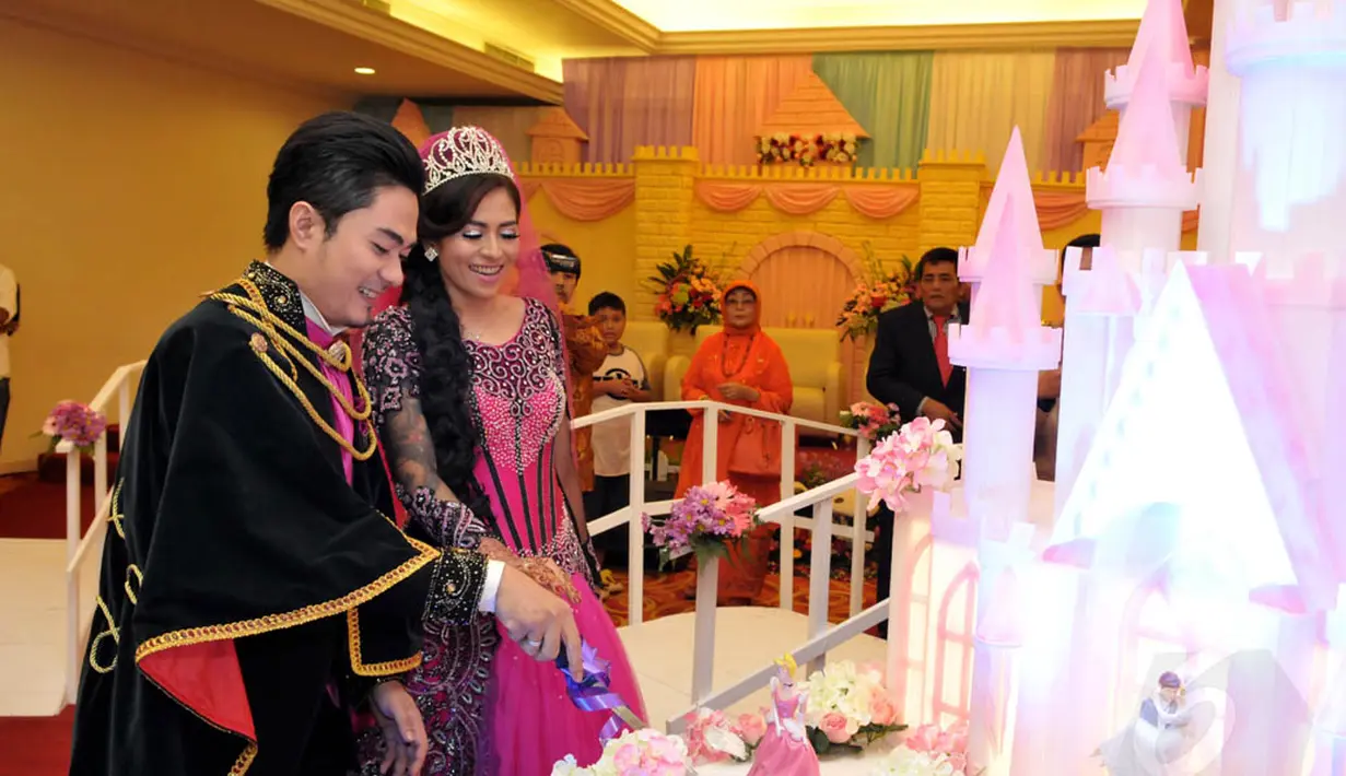 Nuansa resepsi Cinta-Donny juga terasa romantis dengan banyaknya dekorasi berwarna pink, Jakarta, Minggu (8/6/14). (Liputan6.com/Panji Diksana)