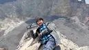 Penampilannya dilengkapi dengan gloves dan sepatu gunung. [@cgulla]