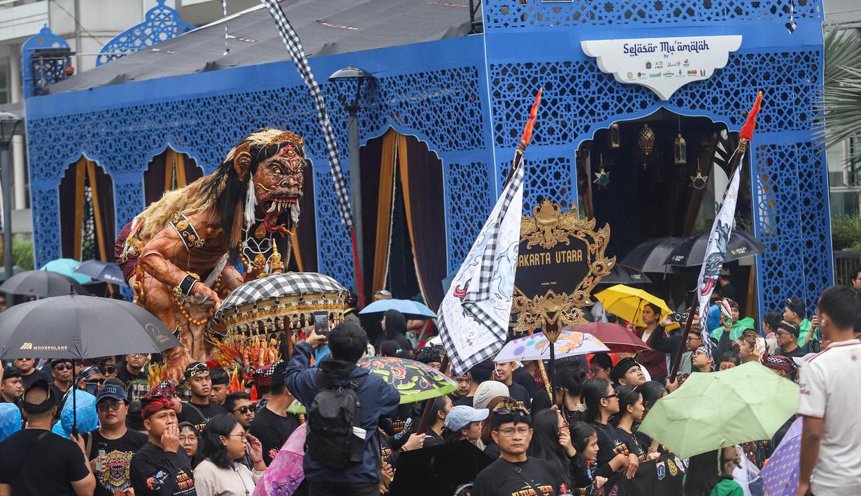 Warga mengarak ogoh-ogoh saat pawai budaya di kawasan Bundaran Hotel Indonesia, Jakarta, Minggu (8/3/2026). (merdeka.com/Arie Basuki)