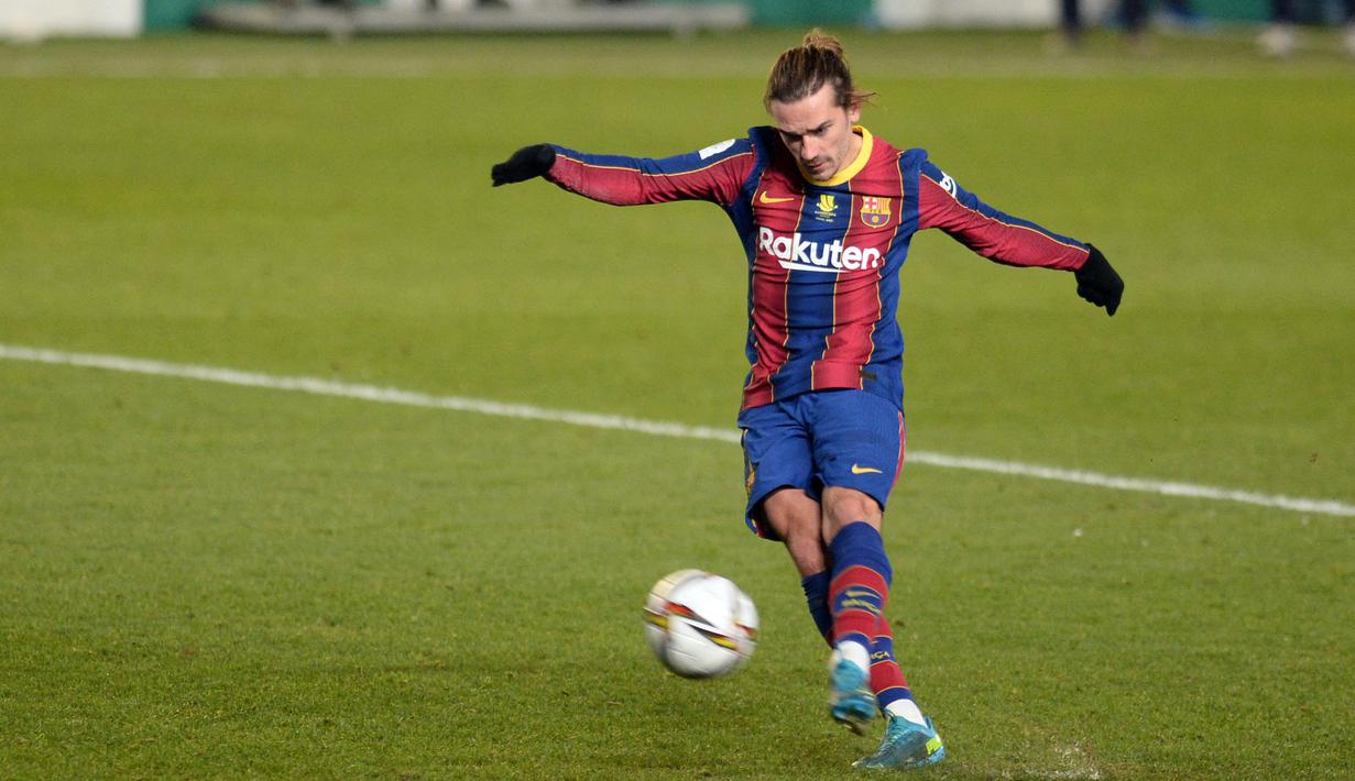 Rekan Messi, Antoine Griezmann termasuk salah satu pemain kidal terbaik saat ini. Walaupun penampilannya agak menurun bersama Barcelona, namun nyatanya ia dapat mencatatkan 20 gol dan 12 assist dari 51 pertandingan pada musim 2020/2021. (Foto: AFP/Cristina Quicler)