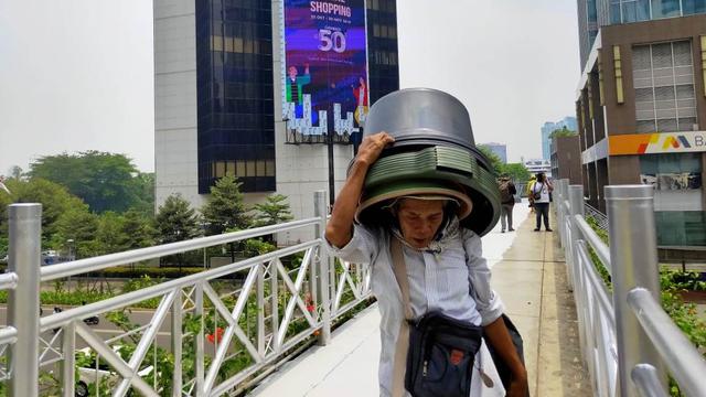 Atap jembatan penyeberangan orang (JPO) di kawasan Jalan Sudirman dibuka Pemprov DKI Jakarta. (Liputan6.com/Rizki Putra Aslendra)