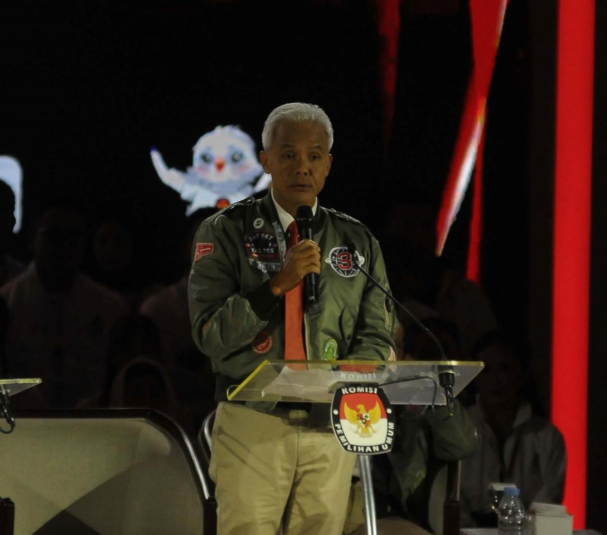 “No utang no usang. Alutsista transfer teknologi dalam negeri,” jelas Ganjar.
