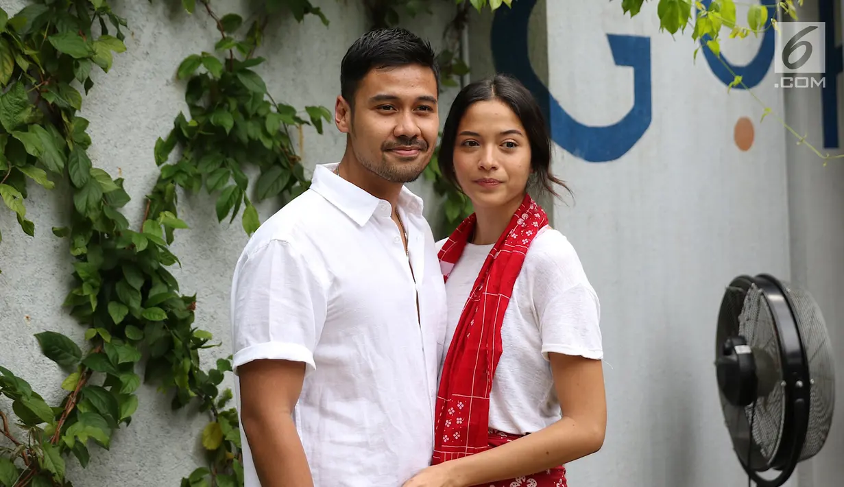 Pasangan selebritis Chicco Jerikho bersama istrinya Putri Marino berpose usai menjawab pertanyaan wartawan di Jakarta, Kamis (8/3). Pernikahan keduanya digelar secara intim dan sederhana. (Liputan6.com/Immanuel Antonius)